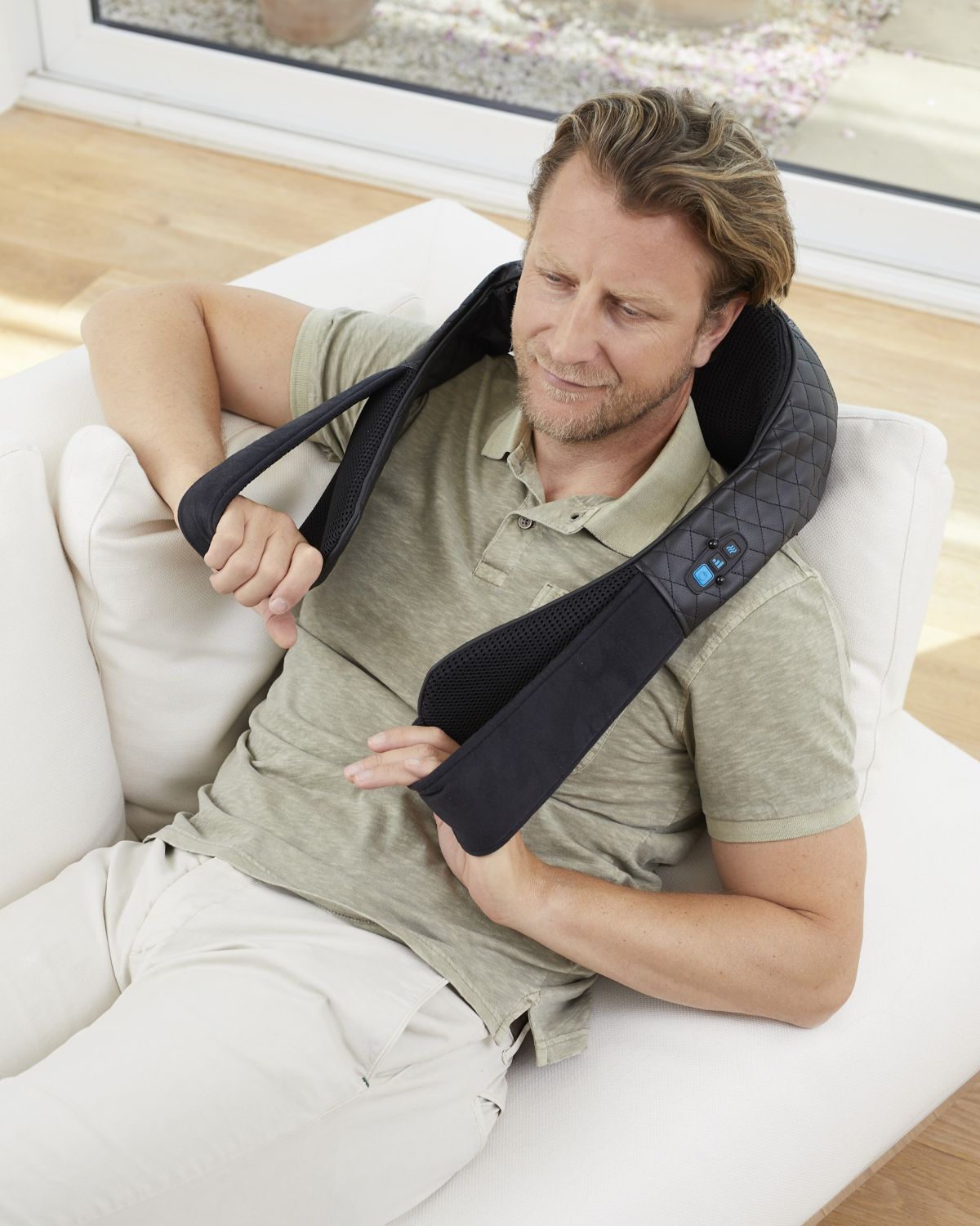 Mann nutzt ein medisana Nackenmassagegerät